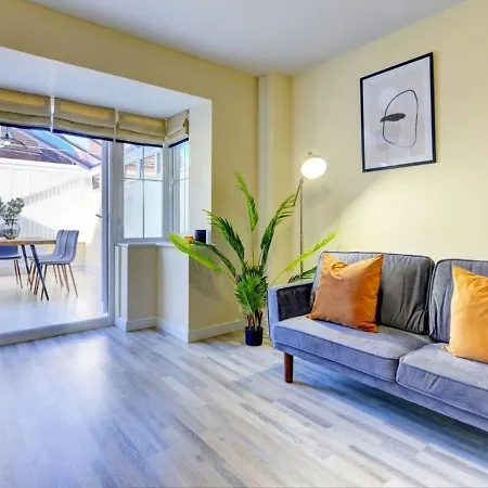 The Leyburn I Large Executive House I Great Dining Space I Parking I Garden I Close To Nec & 12 Mins To Airport I Ecoshort Term Let By Silva Villa