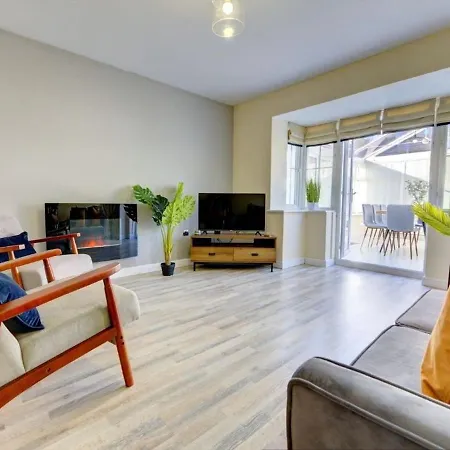 Villa The Leyburn I Large Executive House I Great Dining Space I Parking I Garden I Close To Nec & 12 Mins To Airport I Ecoshort Term Let By Silva Birmingham