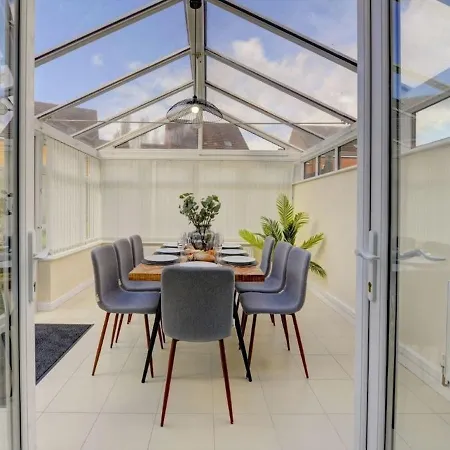 The Leyburn I Large Executive House I Great Dining Space I Parking I Garden I Close To Nec & 12 Mins To Airport I Ecoshort Term Let By Silva Birmingham