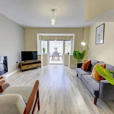 The Leyburn I Large Executive House I Great Dining Space I Parking I Garden I Close To Nec & 12 Mins To Airport I Ecoshort Term Let By Silva Villa