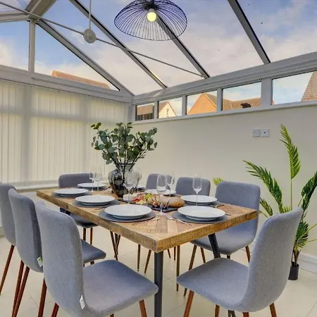 The Leyburn I Large Executive House I Great Dining Space I Parking I Garden I Close To Nec & 12 Mins To Airport I Ecoshort Term Let By Silva Villa
