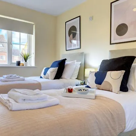 The Leyburn I Large Executive House I Great Dining Space I Parking I Garden I Close To Nec & 12 Mins To Airport I Ecoshort Term Let By Silva Villa Birmingham