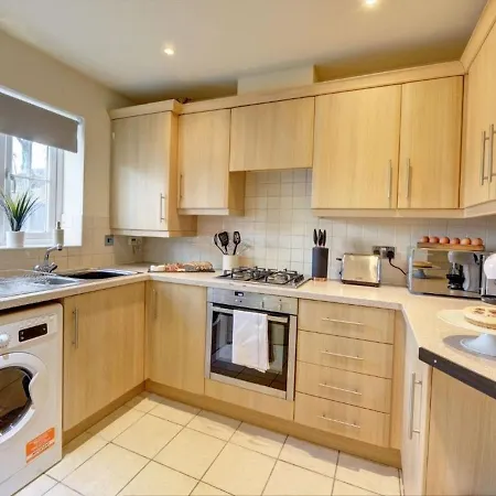 The Leyburn I Large Executive House I Great Dining Space I Parking I Garden I Close To Nec & 12 Mins To Airport I Ecoshort Term Let By Silva Villa