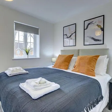 The Leyburn I Large Executive House I Great Dining Space I Parking I Garden I Close To Nec & 12 Mins To Airport I Ecoshort Term Let By Silva
