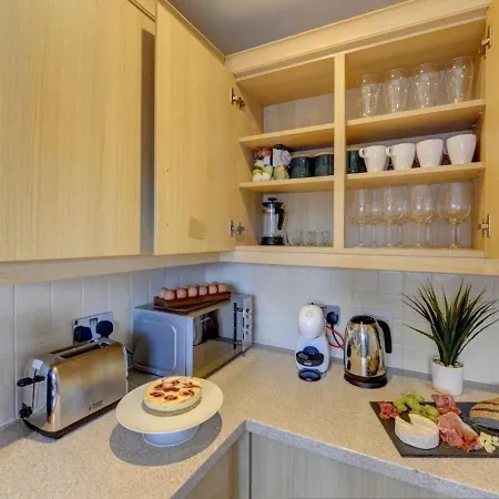 Villa The Leyburn I Large Executive House I Great Dining Space I Parking I Garden I Close To Nec & 12 Mins To Airport I Ecoshort Term Let By Silva