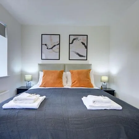 Villa The Leyburn I Large Executive House I Great Dining Space I Parking I Garden I Close To Nec & 12 Mins To Airport I Ecoshort Term Let By Silva Birmingham