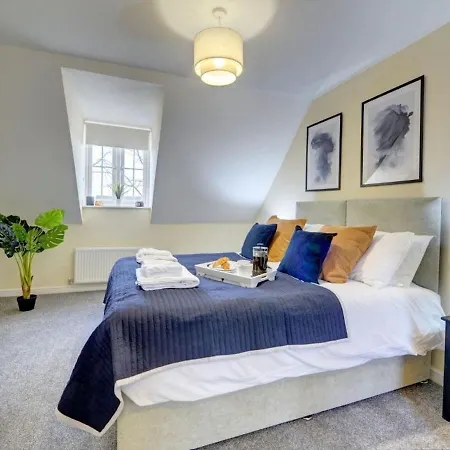 Villa The Leyburn I Large Executive House I Great Dining Space I Parking I Garden I Close To Nec & 12 Mins To Airport I Ecoshort Term Let By Silva