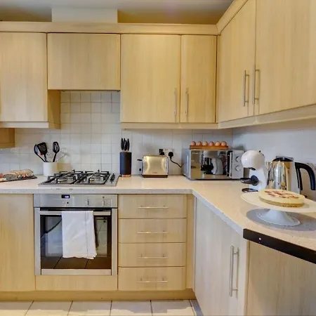 The Leyburn I Large Executive House I Great Dining Space I Parking I Garden I Close To Nec & 12 Mins To Airport I Ecoshort Term Let By Silva * Birmingham