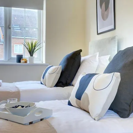 The Leyburn I Large Executive House I Great Dining Space I Parking I Garden I Close To Nec & 12 Mins To Airport I Ecoshort Term Let By Silva Birmingham