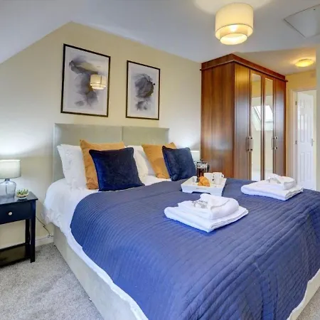 The Leyburn I Large Executive House I Great Dining Space I Parking I Garden I Close To Nec & 12 Mins To Airport I Ecoshort Term Let By Silva Villa