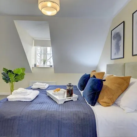 The Leyburn I Large Executive House I Great Dining Space I Parking I Garden I Close To Nec & 12 Mins To Airport I Ecoshort Term Let By Silva *
